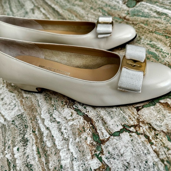 SALVATORE FERRAGAMO VARA 7AA NARROW IVORY LOW HEEL PUMPS HEELS RIBBOW BOW SHOES - Picture 5 of 11